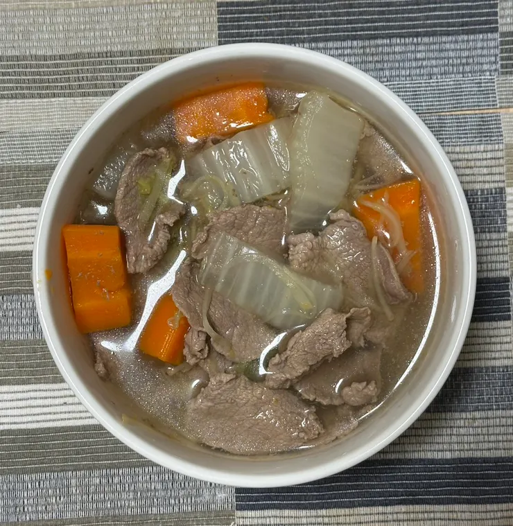 牛肉的鮮加上薑絲微辛的湯頭，從口裡暖到心裡