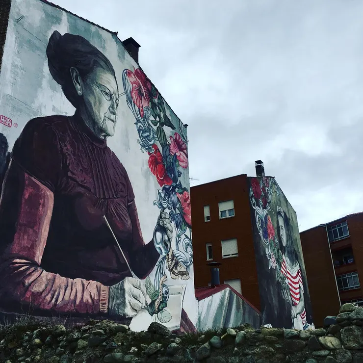 異地城市牆上的壁畫，像是在說：你走過的路，都是別人的日常，卻是你心靈的風景