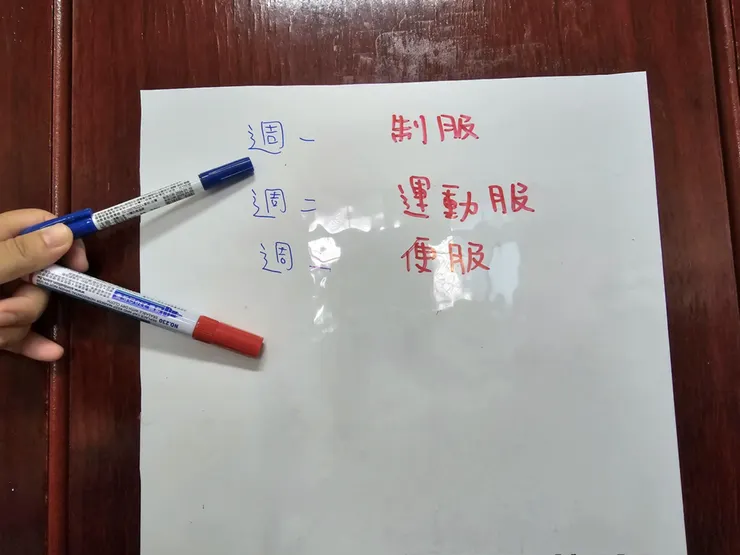 體驗愛塗鴉寶貝看過來!可自由裁切、牆壁、木板隨處可黏、白板