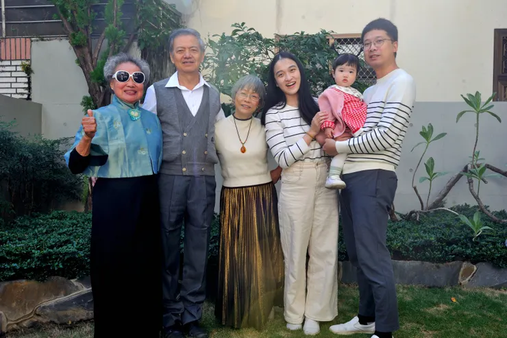 【凝結流光年初一循例全家大合照 歲月推移無聲就在當下盡情歡笑！老媽和JB一家，缺女兒。】