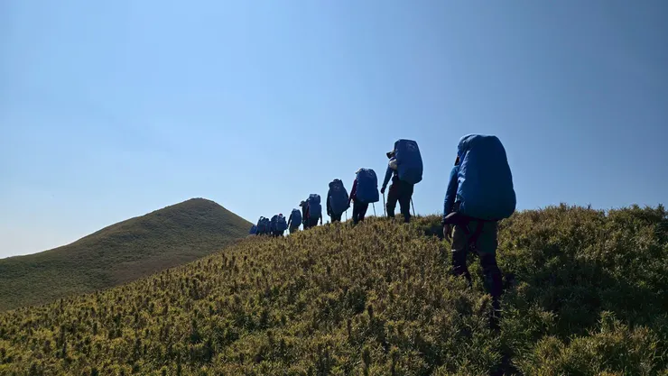 最安全的團隊登山模式─整齊的行進隊伍。