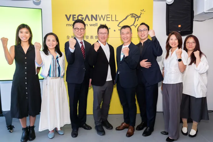 美科實業發表全新家事清潔品牌 VEGANWELL，品牌代表偕同原料夥伴、公益夥伴代表合影，共同宣示跨界支持永續共好的堅定決心（左起為Re-think 品牌長王滋鮮、天使心家族基金會社會影響力處處長兼發言人劉淑慧、天仁茗茶總經理陳中智、CAMA CAFE董事長何炳霖、美科實業創辦人兼總經理陳俊偉、阜杭豆漿第三代徐大為、美科實業永續長暨B型企業協會理事長簡秀芬、VEGANWELL品牌策略長吳宜臻）