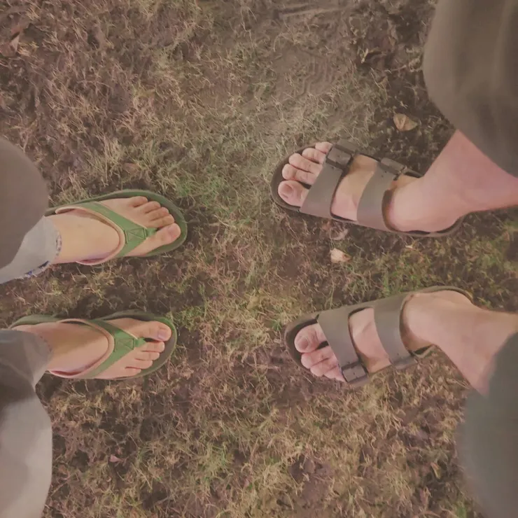 拖鞋夫妻(老公出門都愛穿拖鞋,而我現在也跟著穿)