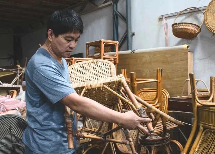 ▲祥瑞藤具店內有許多等待被修理的老藤椅，每一張都乘載家的回憶。呂國維攝。