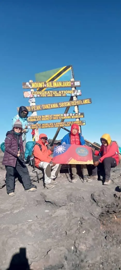 正副嚮導和三位團員，雖然是陽光高照的好天氣，但是山頂氣溫在零下十度左右。