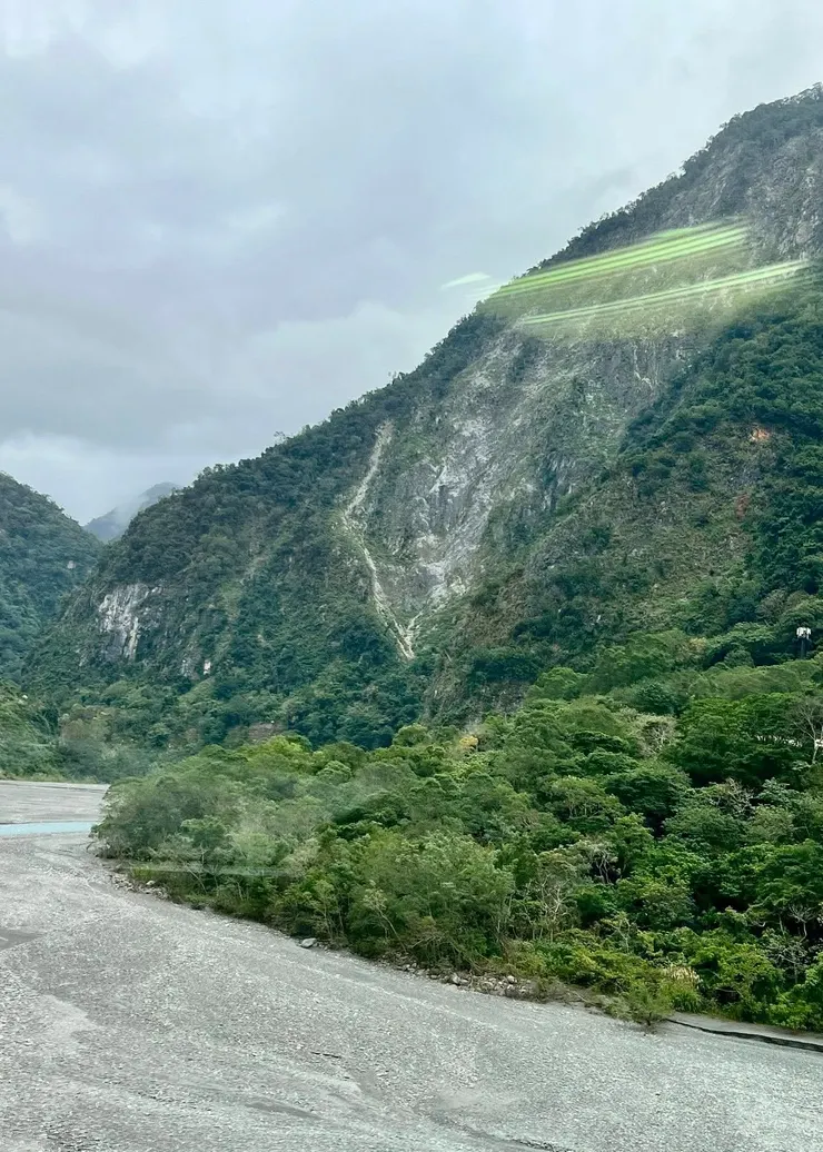 圖13 土石流在山壁上沖刷出一個台灣(李俊毅攝)