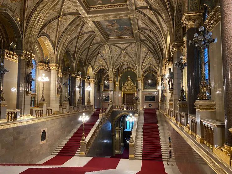 這大廳~屋頂~壁畫,在裡面工作很幸福吧!!!