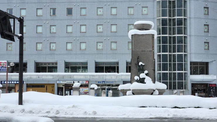 超厚積雪的雕塑噴泉