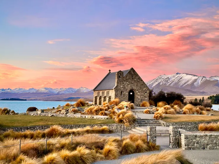 Lake Tekapo 的好牧羊人教堂，讓牧師朋友駐足良久。難道是打算來這兒牧會了？哈哈