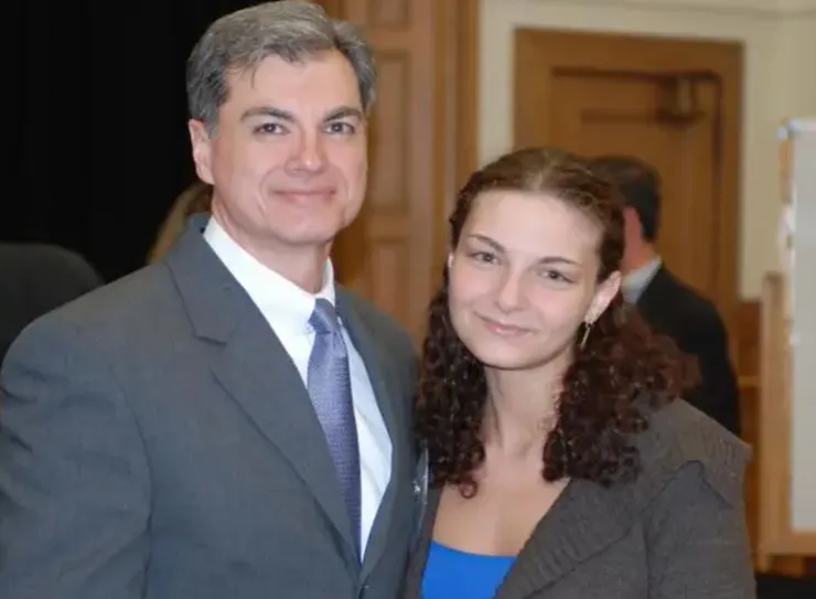 主審法官 ❙胡安‧梅昌❙ (Juan Merchan) 和他的女兒 ❙羅蘭•梅昌❙ (Lauren Merchan)