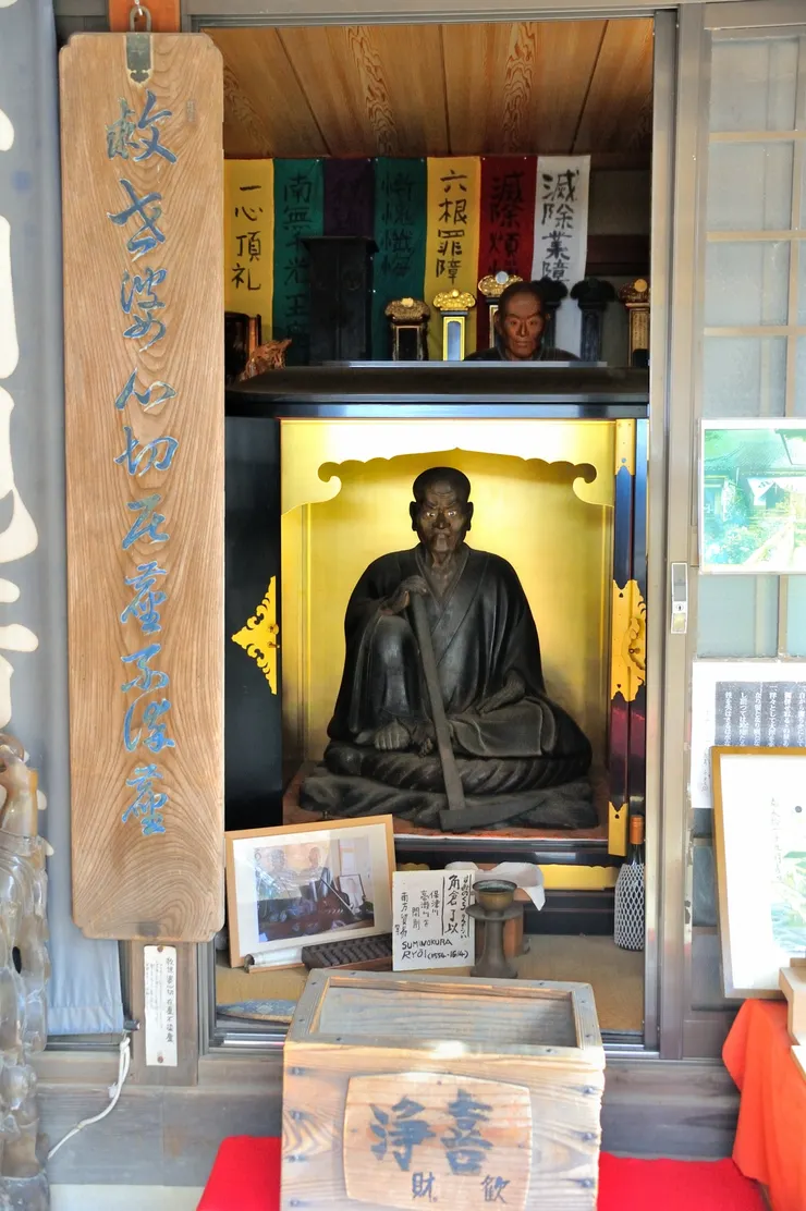 依遺囑雕刻的了以身著法衣像