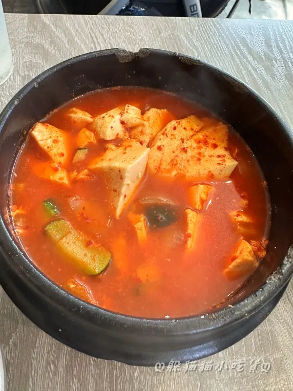 豆腐煲湯頭香濃，吸飽湯汁的豆腐十分好吃