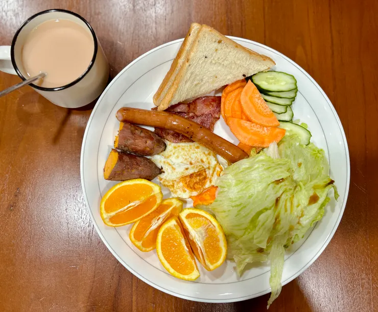 〈飲料是立頓紅茶加奶球〉