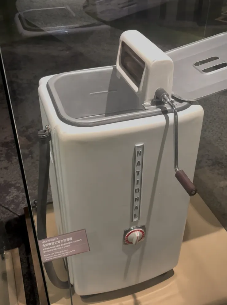 洗衣機、電冰箱、黑白電視機，在1960年代被日本天皇成為「三大神器」。