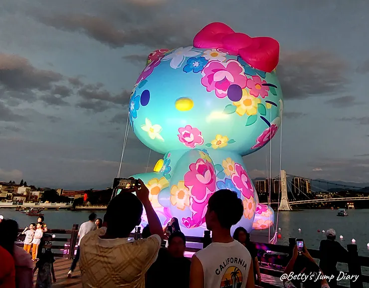 ▲龍潭觀光大池- Hello Kitty來作客水上藝術裝置/圖片來源：Betty's Jump Diary