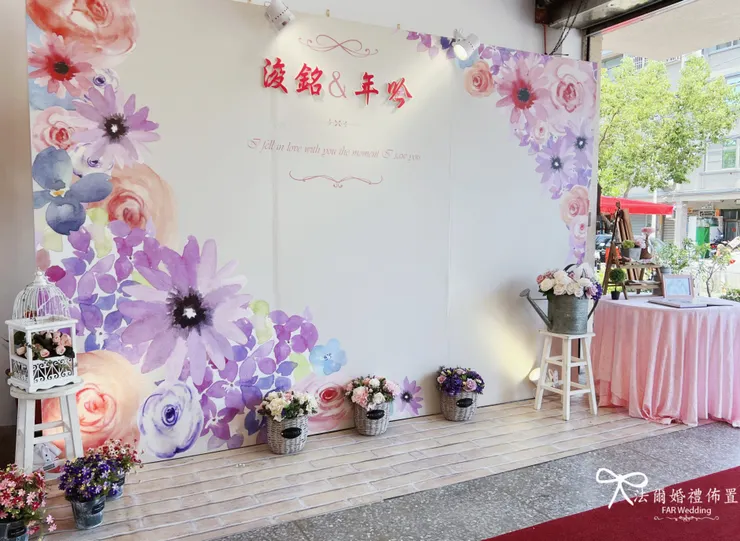 #高雄梓官智蚵信蚵里社區聯合活動中心-水彩花背板-法爾婚禮佈置   整體以粉嫩夢幻的水彩花背景為主軸，點綴走道花柱，延伸至舞台 Logo 佈置，搭配紅地毯鋪設，營造出大器、浪漫又典雅的婚禮氛圍。這樣的幸福氛圍裡，每一步走向舞台的腳步，都是新人最難忘的時刻 預約洽詢開放中，讓你的婚禮從此閃耀不將就。 私訊預約諮詢，帶著你的夢想，我們來實現！ 用專業佈置，讓你的故事閃耀動人！  讓我們一起見證您人生中最重要的時刻！ 歡迎FB或 IG私訊詢問與我們預約哦~ *平日一~五下午 2:00 到晚上 9:00 都可以預約來門市哦!! *(若需假日前來可以另外和我們再約時間哦!!) 法爾婚禮佈置地址: 台南市東區文化路131號 車子可以直接停在我們門口喔!~ 台南婚禮 #台南婚禮佈置推薦 #台南婚禮佈置 #南部婚禮佈置 #高雄婚禮佈置 #嘉義婚禮佈置 #屏東婚禮佈置 #婚禮佈置 #家宴婚禮佈置 #戶外婚禮佈置 #中國風婚禮佈置 #中式婚禮佈置 #大理石 #秀和服 #漢唐婚禮 #尾牙佈置 #flower #tainan #台南 #decor #台南婚禮
