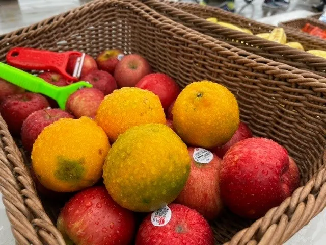 被雨淋濕的橘子