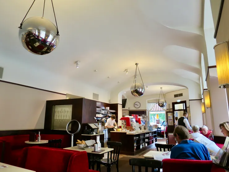 這間店內裝較為現代化，天花板上的銀球成了招牌商標