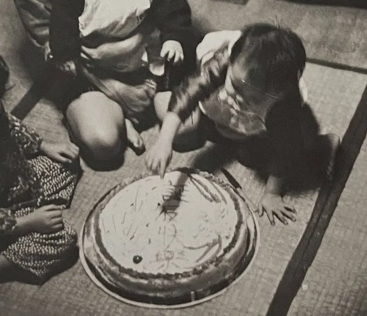 好大的奶油蛋糕，上面寫著誕辰快樂，刀子就丟在一旁，1966年。