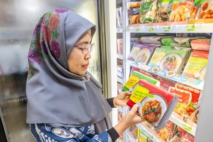 Di FamilyMart, ada makanan sejuk beku mesra Muslim — boleh minta staf bantu panaskan.(Sumber gambar: FamilyMart)