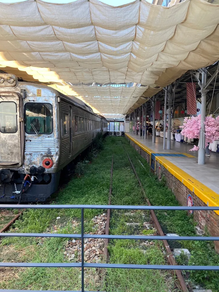 台中火車站站外一偶