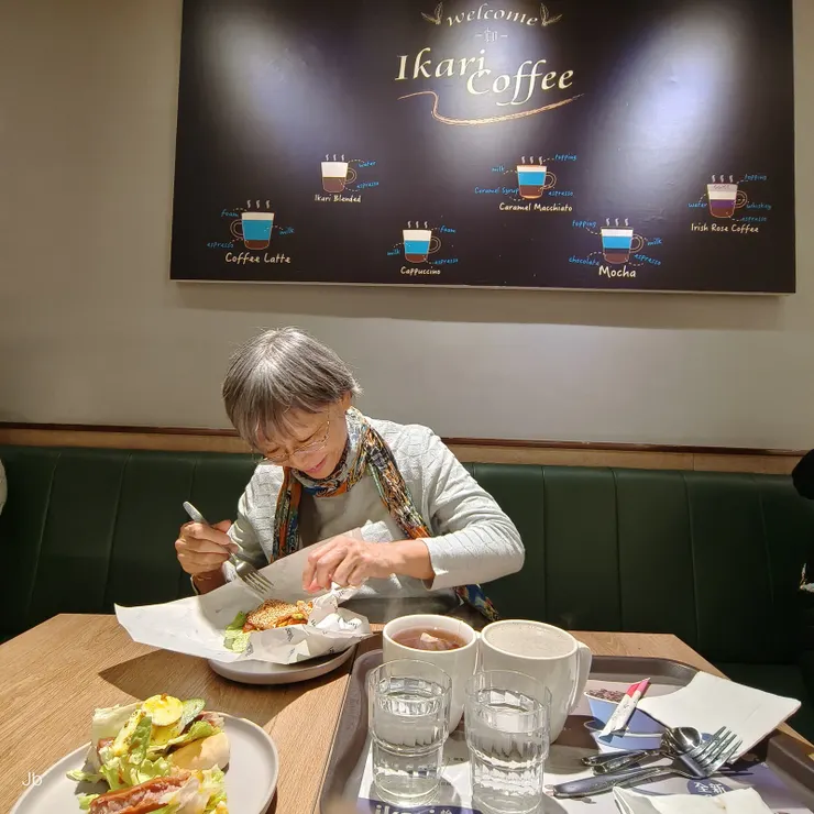 【孫女到校兩老轉身晃悠好時光 街頭閒逛約會同學老友和泡湯！在小哈利附近的怡客咖啡吃早餐，期間我們來了2次，旁邊的麥當勞1次。】