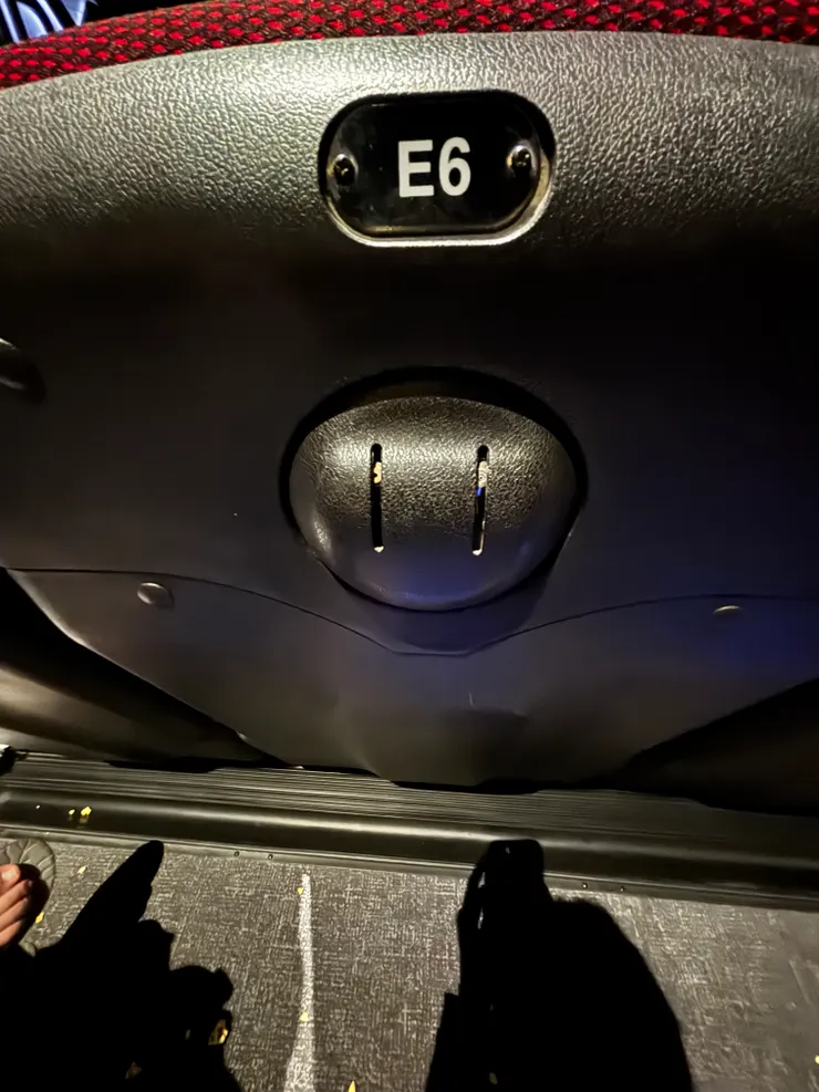 椅子前面會噴香氣和霧！