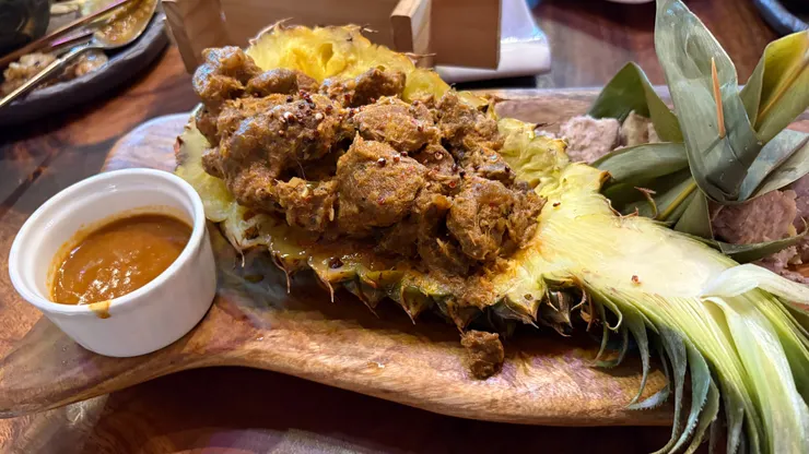 牛肉軟嫩，口感微辣帶出香氣，芋頭沾上牛肉醬汁後，也被提味。