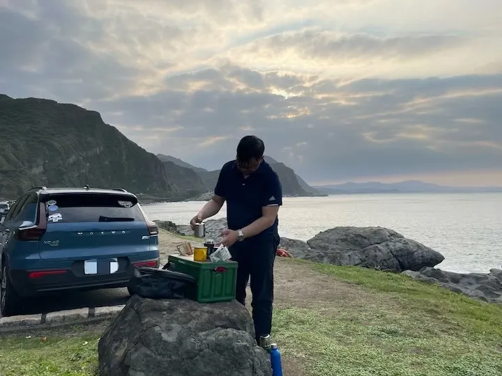 在濱海公路休息時喝杯咖啡