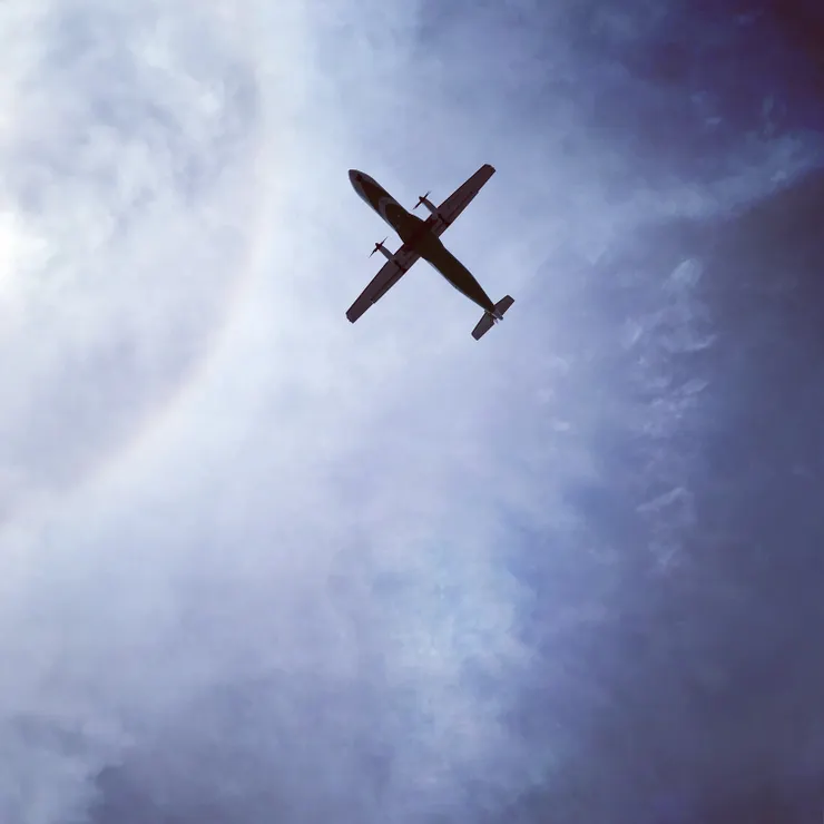 一日抬眸，拍攝彩虹與飛機交映的天空:)