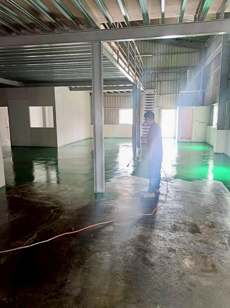 面漆採用專業噴塗設備配合手動滾筒，確保漆面平整如鏡。