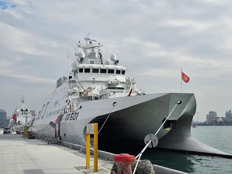 岸邊停靠著海巡署充滿霸氣的船艦