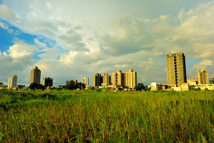 【大樓邊彩虹乍現窗玻金光閃爍】