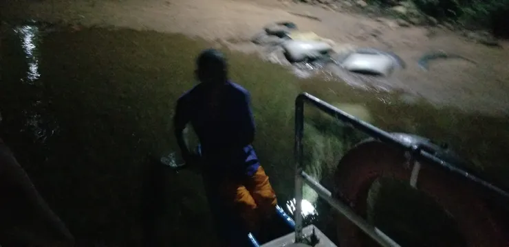 天太黑，船夫的樣子也看不清楚