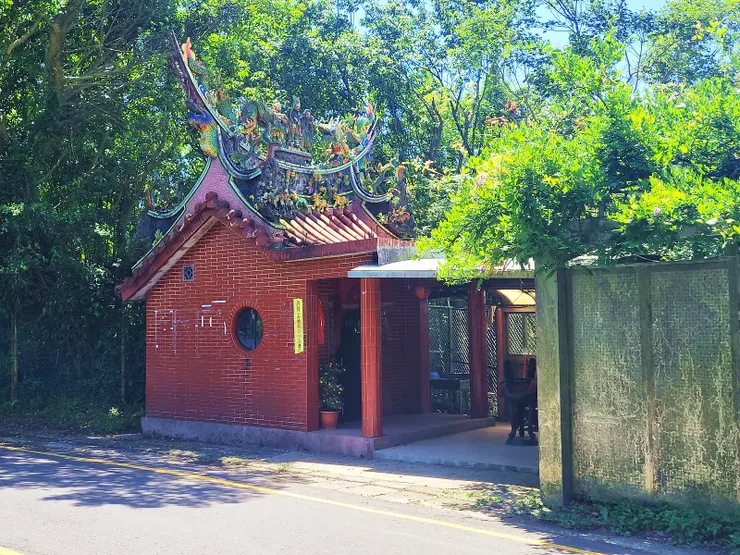 出登山口接菁山路，續行不久即來到山豬湖土地公