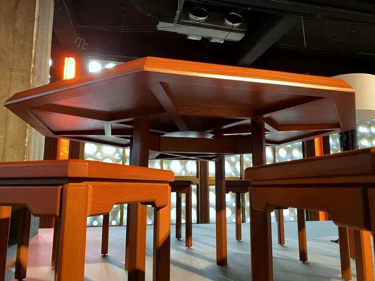 桌板底面的八卦結構與X字形桌腳