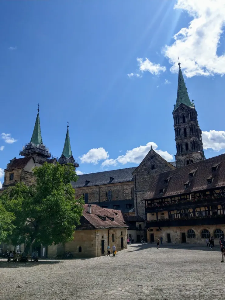 典型的法赫維克(Fachwerk)建築(木構架夾泥磚牆,為德國南部中世紀晚期的代表風格),過去曾是主教們的住所