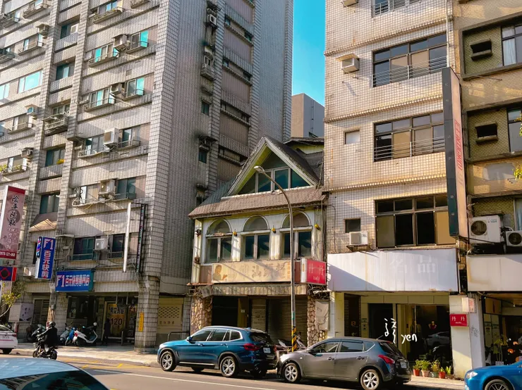 在老公寓夾縫間的老屋