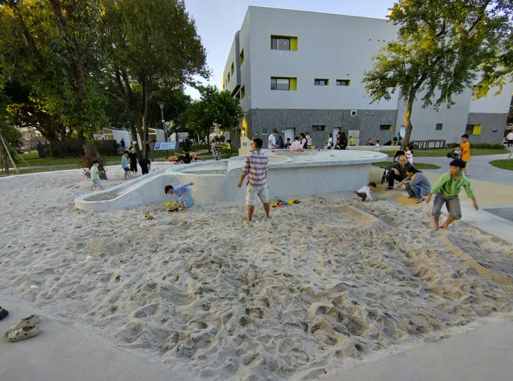 沙坑很大很乾淨