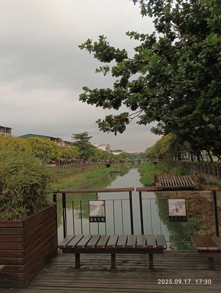 溪臺涼吹草碧青