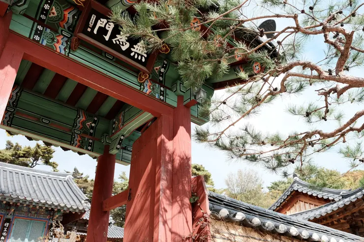 最喜歡觀察寺廟的屋樑結構設計，而這個大門喚起了我對韓國古裝劇的回憶XD