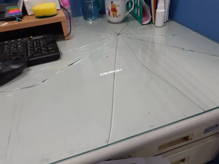 被主管砸碎的辦公桌