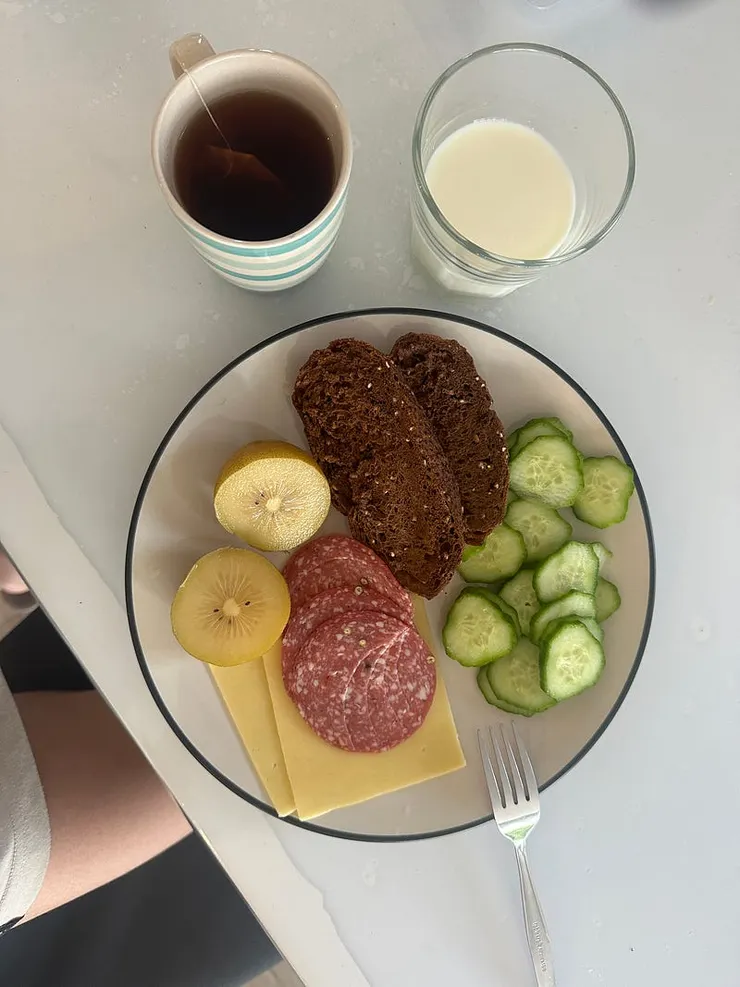 每天早餐都吃一樣的組合,因為也沒錢買太多食物