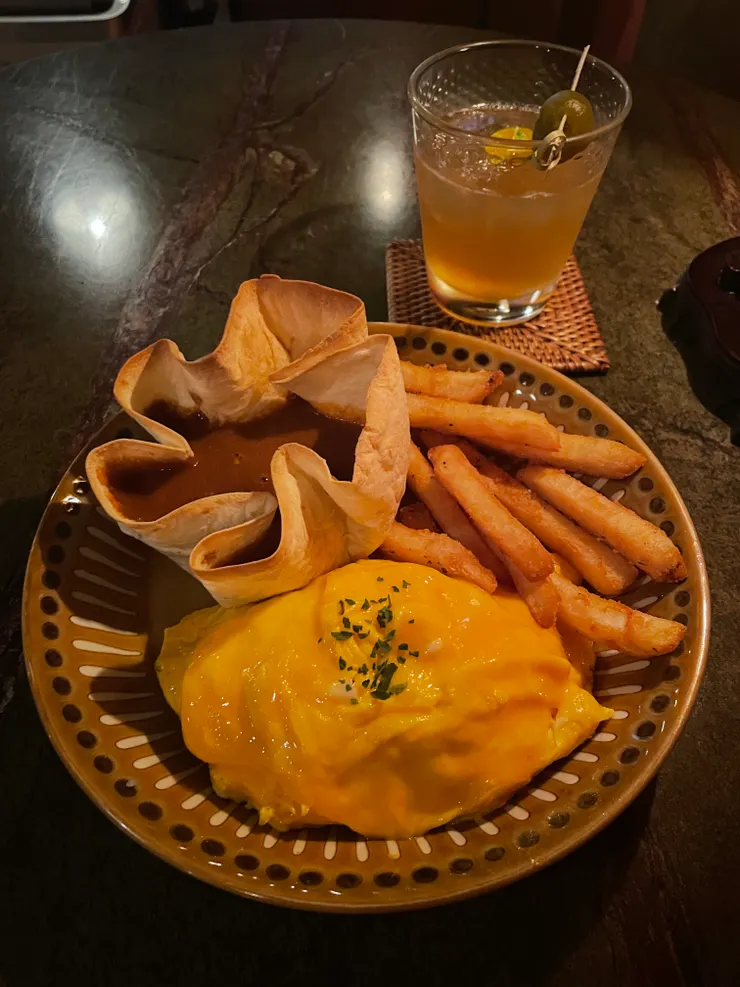 Lola蘿拉冷飲店，杏仁梅酒和咖哩飯。