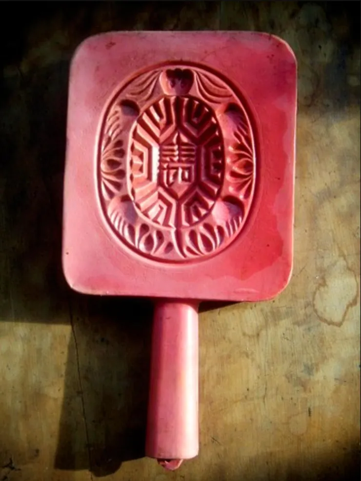 塑膠模：便宜、耐用，它不是文化主角，                                                         卻貼近台灣家庭的真實生活。