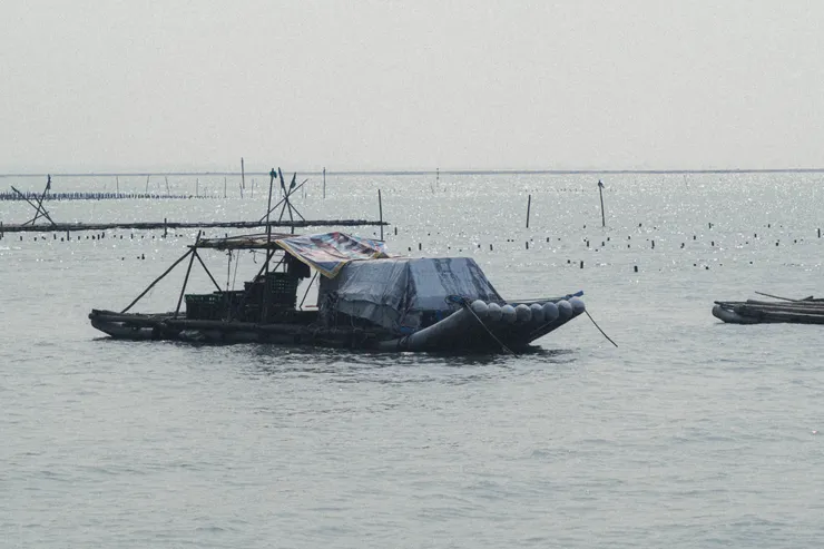 漁民養殖蚵仔的船隻