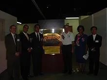 *圖說╱多位不同族裔的民意代表在神秘石中霧前合影