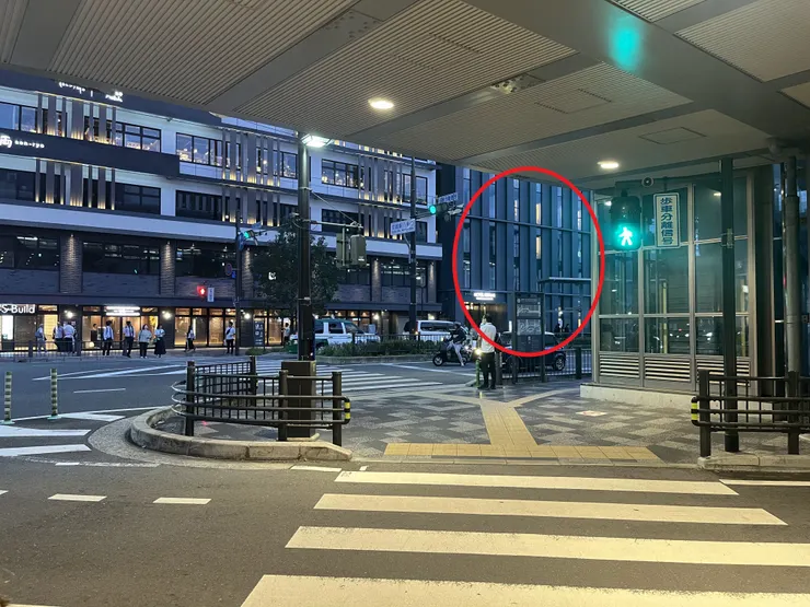 下手扶梯之後，京阪京都站南飯店就在馬路對面的位置而已