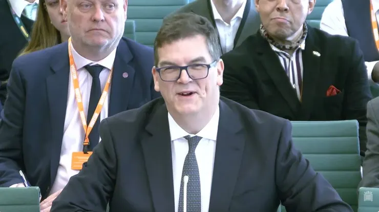 英國外交部前常任秘書長奧利．羅賓斯接受國會外交事務委員會質詢｜英國國會直播截圖