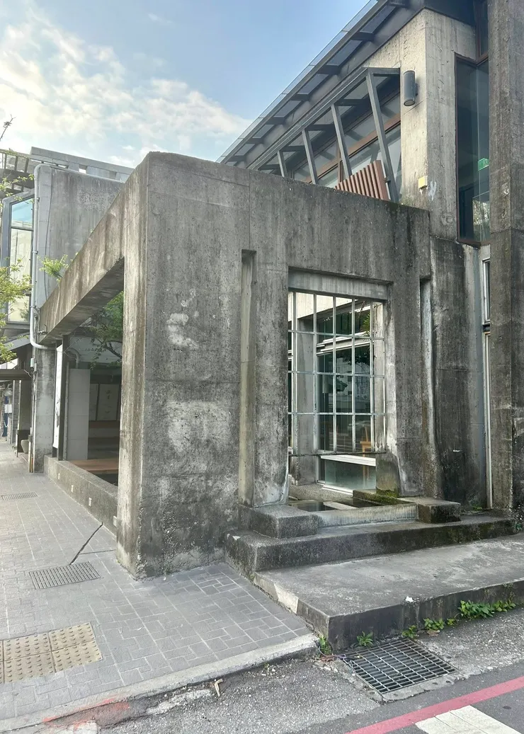 圖02 外觀是一棟2層樓高的獨棟泥造建築，沒有過多的裝飾